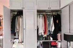 衣柜門到底應該怎么選？木質門和玻璃門哪個更